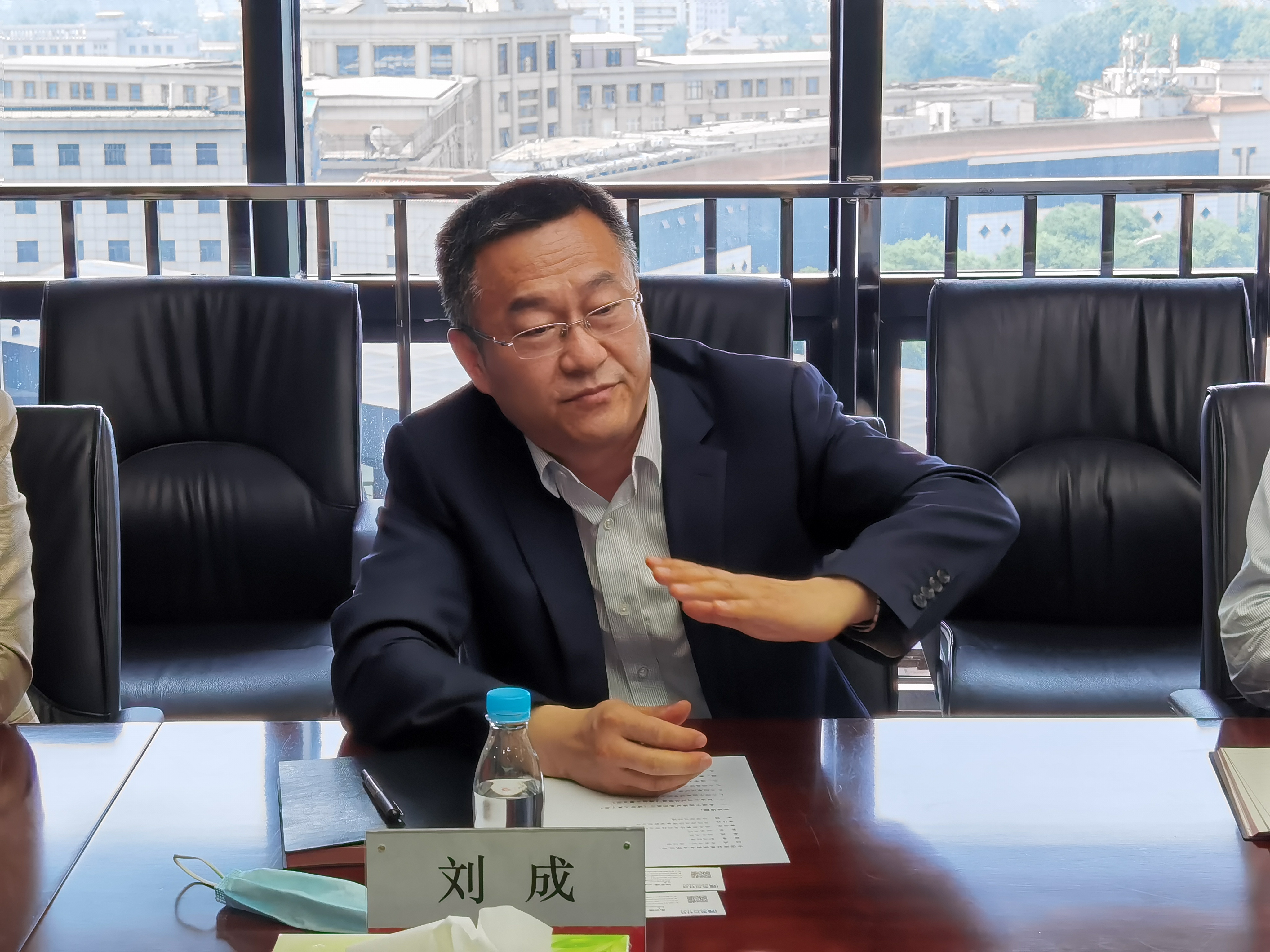 刘成带队热情接待并带领朱岩一行和邵平一行参观中国建材集团展厅